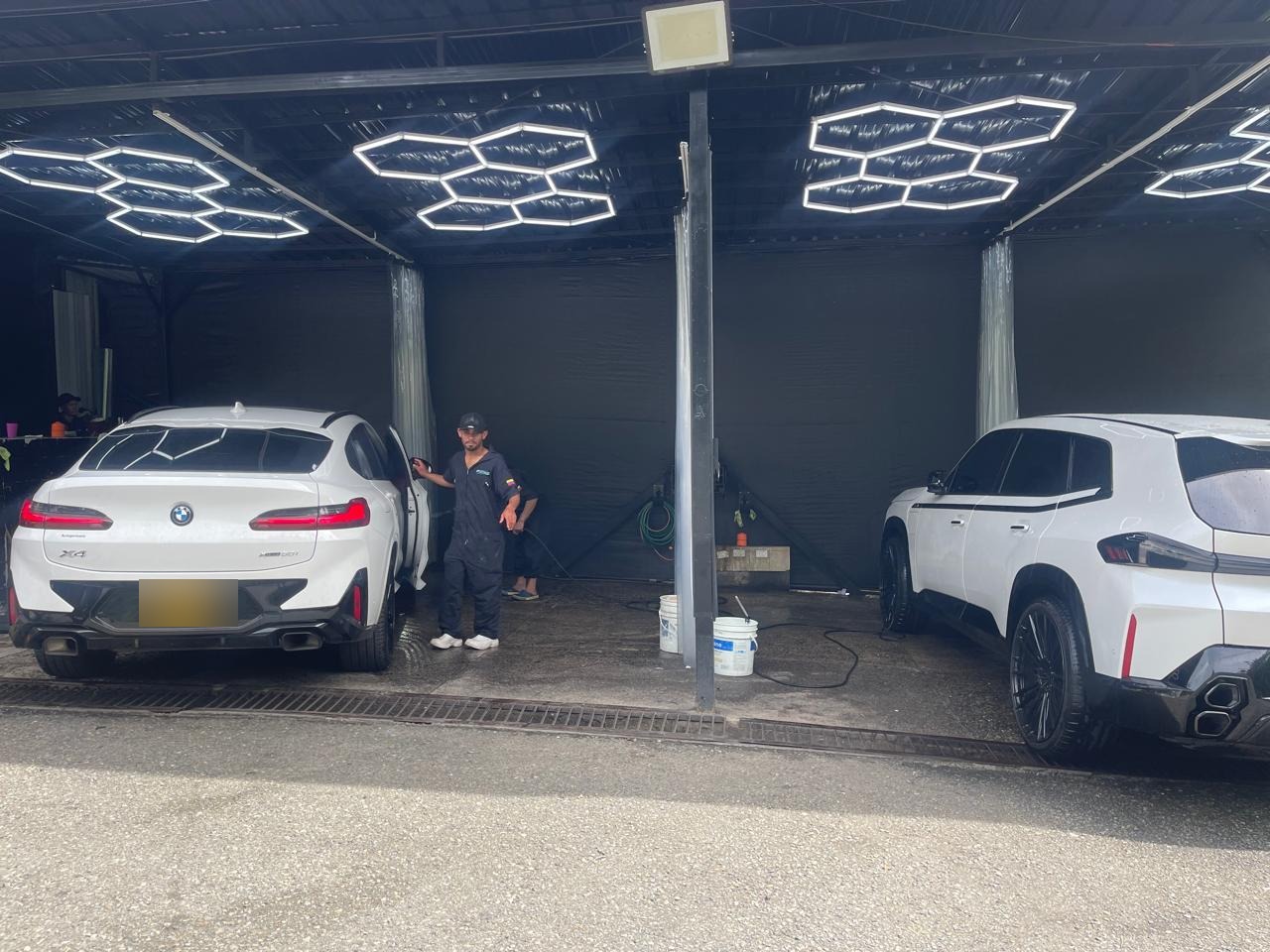 Camionetas premium en las bahías de lavado de Car Wash EVG