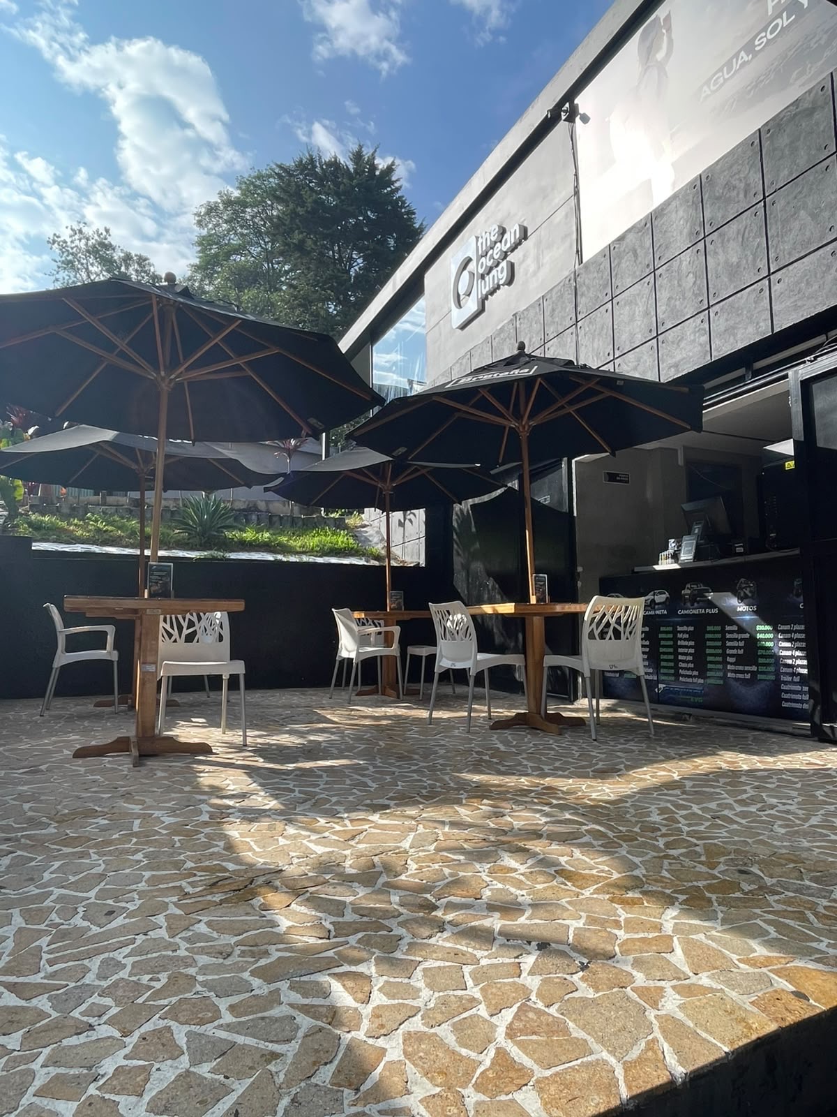 Cafetería y terraza de Car Wash EVG